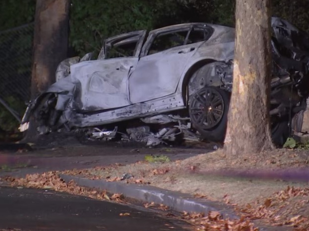Two Dead After Car Crashes Into Tree In Toorak Daily Telegraph 