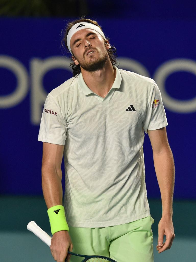 Tsitsipas’ fall continues. Photo by Rodrigo Oropeza / AFP