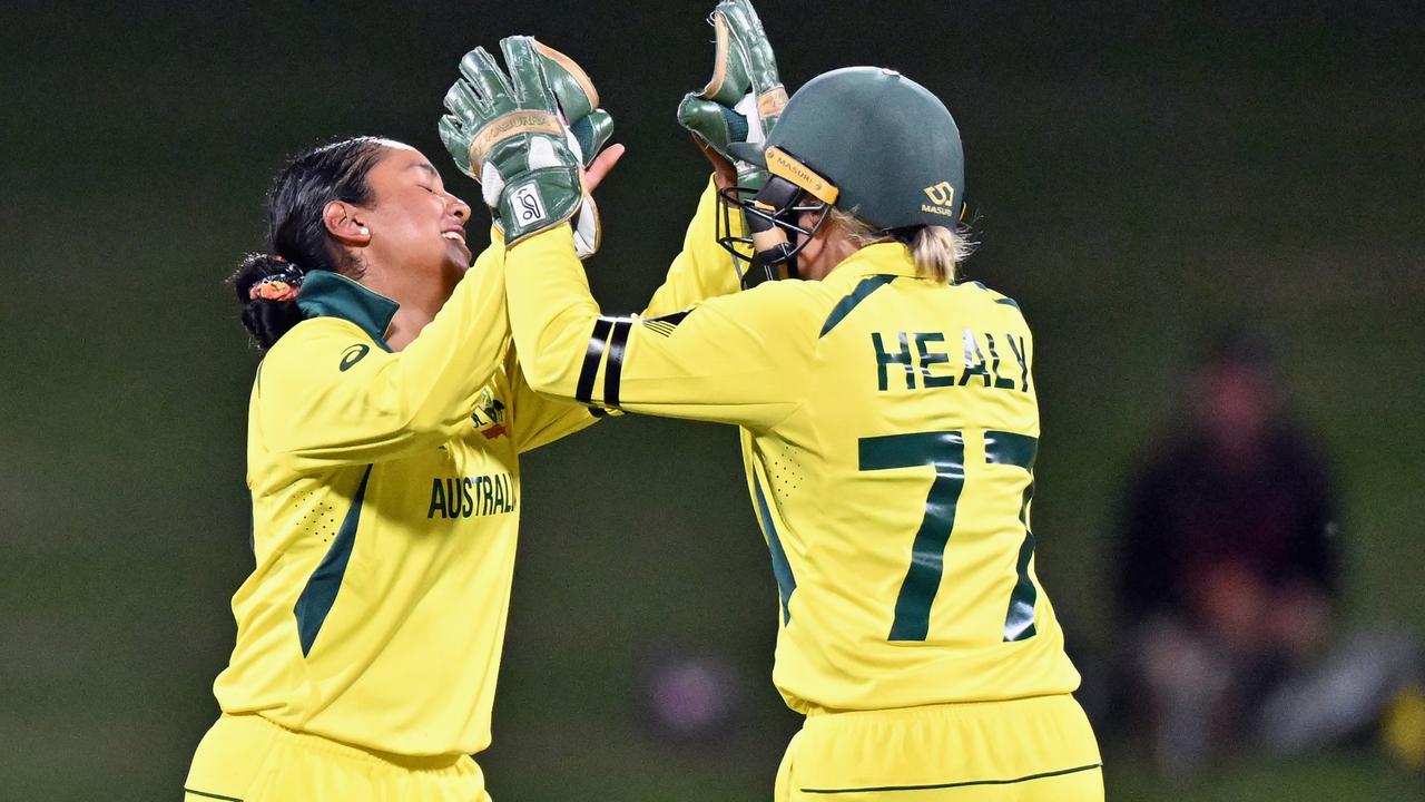 HAMILTON, NEW ZEALAND - MARCH 05: Alana King of Australia is congratulated by Alyssa Healy of Australia (L-R) after dismissing Sophia Dunkley of England during the 2022 ICC Women's Cricket World Cup match between Australia and England at Seddon Park on March 05, 2022 in Hamilton, New Zealand. (Photo by Kai Schwoerer/Getty Images)