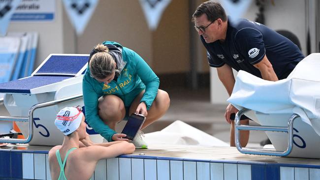 Emma McKeon with sport scientist Jess Corones and coach Michael Bohl. Photo by Delly Carr.