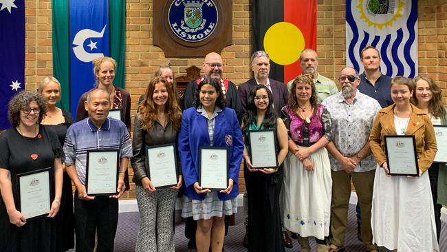 Lismore’s newest Australian citizens: Back row: Deputy mayor Lismore Jeri Hall, Anta Halliday, Nicola Ribbon, Lismore mayor Steve Krieg, Simon Fryatt, Kevin Byers and Nemo Chester, (front) Catherine Eaton, Angel Abordo, Eleida Muniz, Sophia Moreira Muniz, Luz Gomez Parra, Marta Ribon Calabia, Edmund Curran, Daria Easton and Colleen Rodd.