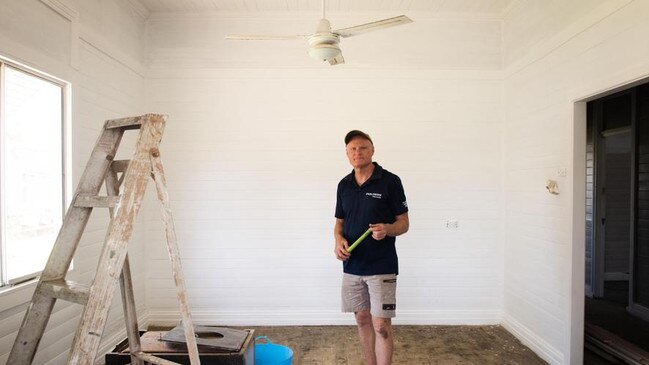 Councillor Andrew Gordon fixing up a flood-damaged South Lismore home to put up for rent. Picture: Elise Derwin