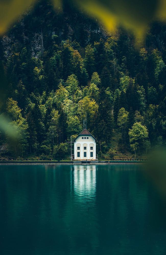 Pictures from #Green2020, Agora’s latest online photo contest. 'Shades of green, little hut by the lake' by @seplb (Austria).