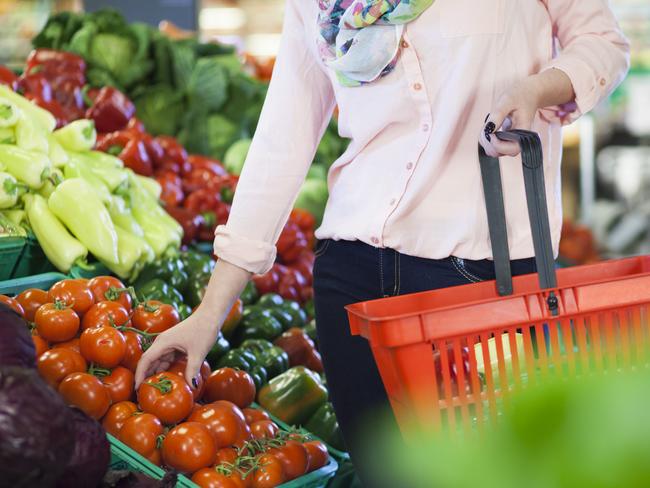 Woman taking tomato. (File photo)