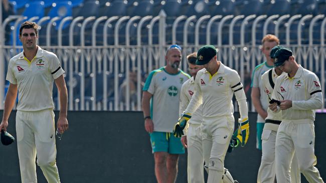 Australian players don black armbands in honour of Shane Warne. (Photo by Aamir QURESHI / AFP)