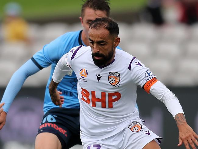 SYDNEY, AUSTRALIA - MARCH 14: Diego Castro Gimenez of Perth Glory runs round Milos Ninkovic and Joel King of Sydney FC during the round 23 A-League match between Sydney FC and the Perth Glory at Netstrata Jubilee Stadium on March 14, 2020 in Sydney, Australia. (Photo by Scott Gardiner/Getty Images)