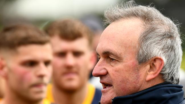 Essendon Doutta Stars coach Barry Prendergast speaks to his players. (Photo by Josh Chadwick)