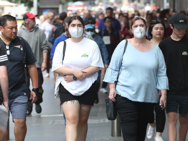 MELBOURNE, AUSTRALIA - NewsWire Photos, JANUARY 6, 2023. People wearing masks in Melbourne as Friday will marks the first day of national Covid data since before Christmas. Numbers are expected to be high as new variants enter the country and Aussies gathered in droves over the holiday season.  Picture: NCA NewsWire / David Crosling
