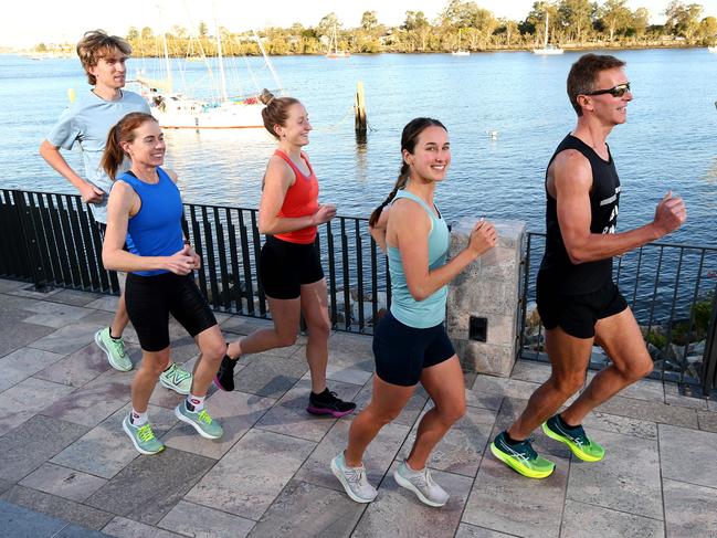 Sunday Mail Bridge to Brisbane Elite runners Jack Bruce, Jenny Anderson, Bella Pickett, Samantha Phillips and Gerrard Gosens (blind runner). Hamilton 25th August 2022 Picture David Clark