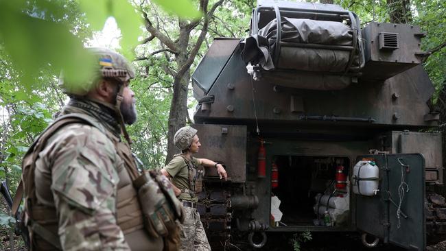 Ukrainian servicemen stand next to a howitzer. Picture: AFP