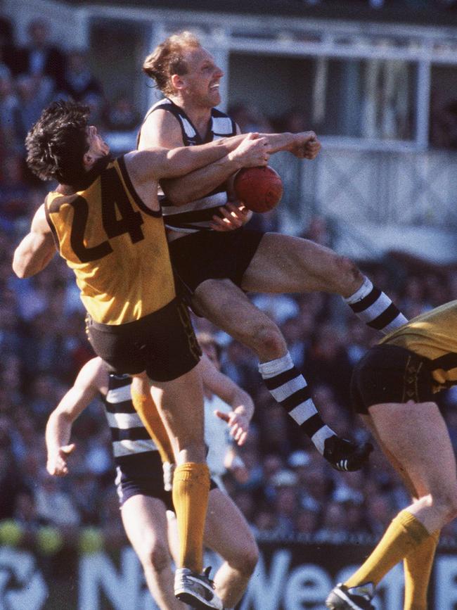 Gary Ablett outmarks Chris Langford.