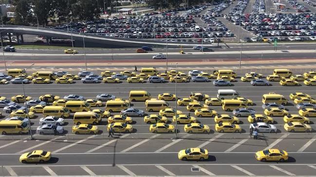 Melbourne taxi drivers protest against UberX