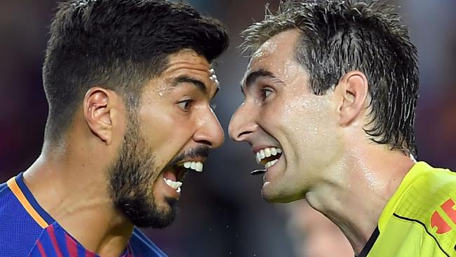 Barcelona's Uruguayan forward Luis Suarez (L) argues with referee Ricardo de Burgos Bengoetxea (R).