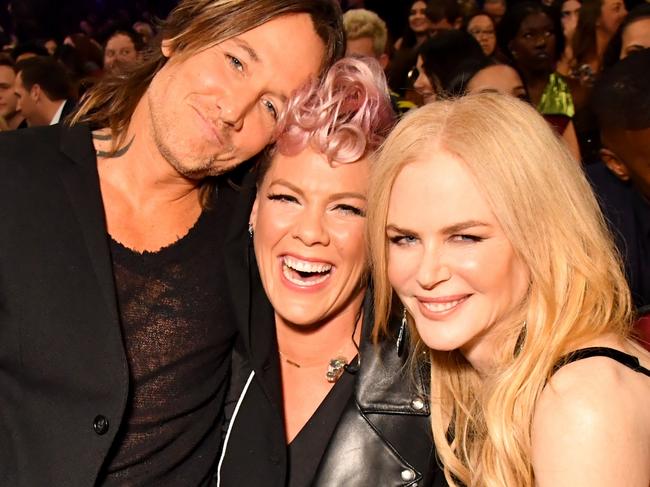 MUST CREDIT GETTYWEB RIGHTS ONLY - ONE TIME USE, FEE APPLIES LOS ANGELES, CA - NOVEMBER 19:  (L-R) Keith Urban, Pink and Nicole Kidman onstage during the 2017 American Music Awards at Microsoft Theater on November 19, 2017 in Los Angeles, California.  (Photo by Jeff Kravitz/AMA2017/FilmMagic for dcp)