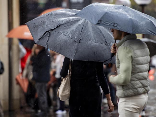 SYDNEY, AUSTRALIA – NewsWire Photos – Thursday, 22 May 2025: People pictured walking in the rain in Sydney. Picture: NewsWire / Monique Harmer