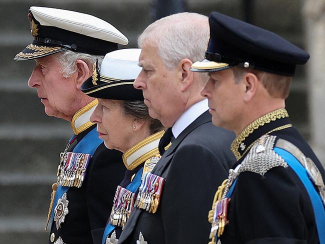 (L-R) Britain's King Charles III, Britain's Princess Anne, Princess Royal, Britain's Prince Andrew, Duke of York and Britain's Prince Edward, Earl of Wessex stand behind the coffin of Queen Elizabeth II as it is carried to Westminster Abbey, for her State Funeral in London on September 19, 2022. (Photo by Marc Aspland / POOL / AFP)