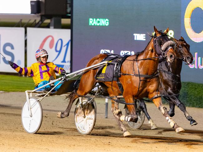Catch A Wave beats Captain Ravishing in the Chariots Of Fire at Menangle. Picture: Club Menangle