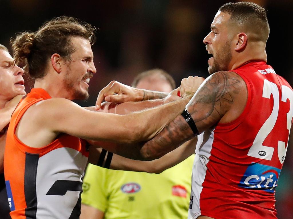 SYDNEY, AUSTRALIA - SEPTEMBER 08: Lance Franklin of the Swans and Phil Davis of the Giants clash during the 2018 AFL Second Elimination Final match between the Sydney Swans and the GWS Giants at the Sydney Cricket Ground on September 08, 2018 in Sydney, Australia. (Photo by Michael Willson/AFL Media/Getty Images)