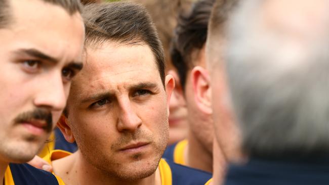 Thomas Lamplugh of Essendon Doutta Stars is seen at the huddle. Photo: Josh Chadwick.