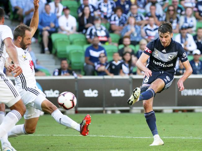 Terry Antonis of Melbourne Victory hits the post during the Round 14 A-League match between the Melbourne Victory and the Wellington Phoenix at AAMI Park in Melbourne, Sunday, January 20, 2019. (AAP Image/George Salpigtidis) NO ARCHIVING, EDITORIAL USE ONLY