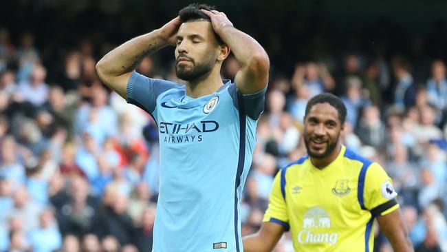 Sergio Aguero reacts after missing a penalty against Everton. / AFP PHOTO / SCOTT HEPPELL