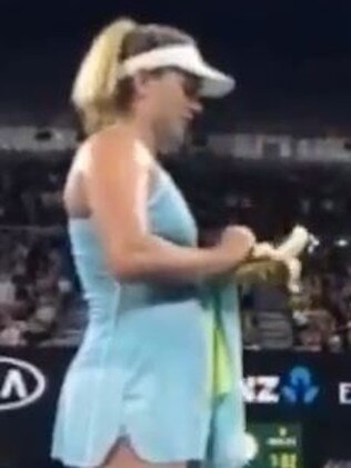 CoCo Vandeweghe got her a banana...