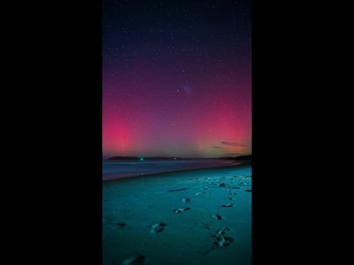 Aurora Australis puts on incredible spectacle over NSW coast