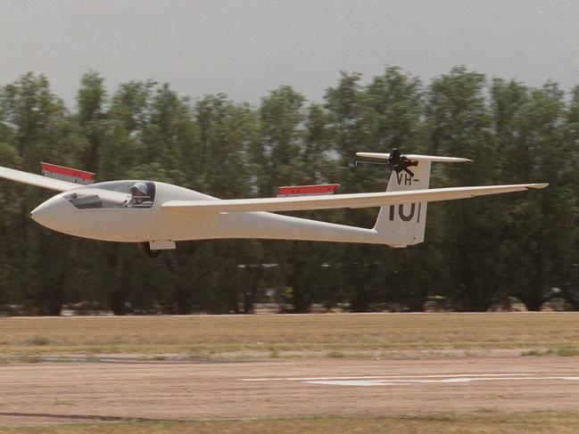 Glider plane gliding in sky over Gawler 04 Jan 2000.