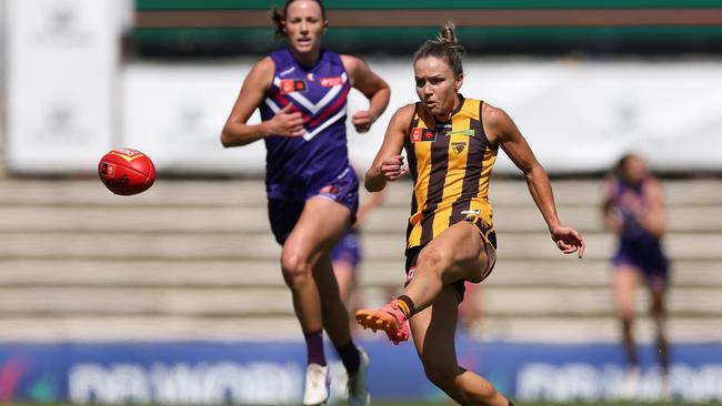 Hawthorn’s Emily Bates in action during the Round Six AFLW match against the Fremantle Dockers at Fremantle Oval, on October 06, 2024, in Perth, Australia. (Photo by Paul Kane/Getty Images)