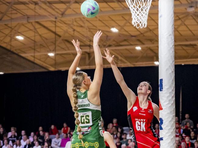 HART Sapphire Series grand final, Jets v Cougars 2023. Elsa sif Sandholt (green) and Lillyana Rennie (red)