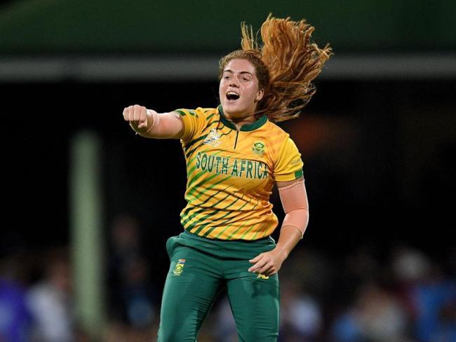 Nadine de Klerk halted Australia's progress for a time with a string of middle over wickets.