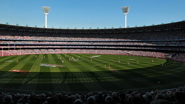 2010 Grand Final REPLAY. St Kilda v Collingwood. MCG. The first bounce to start the game. Wide shot. Great Southern Stand. Crowd.