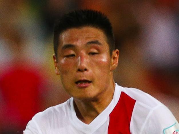 Ignatiy Nesterov (L) of Uzbekistan and Wu Lei (R) of China compete during the first round Asian Cup soccer match between China and Uzbekistan at the Suncorp Stadium in Brisbane on January 14, 2015. AFP PHOTO / PATRICK HAMILTON ---IMAGE RESTRICTED TO EDITORIAL USE - STRICTLY NO COMMERCIAL USE---