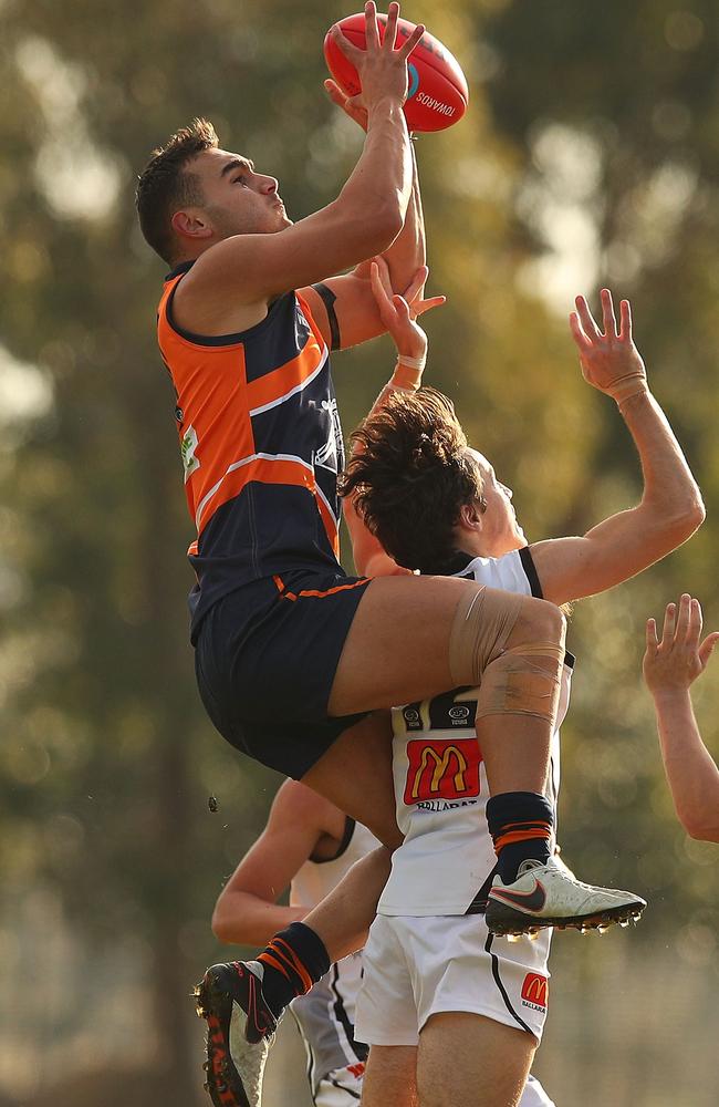 John Roumeliotis pulls down a hanger on his TAC Cup debut. Picture: Graham Denholm.