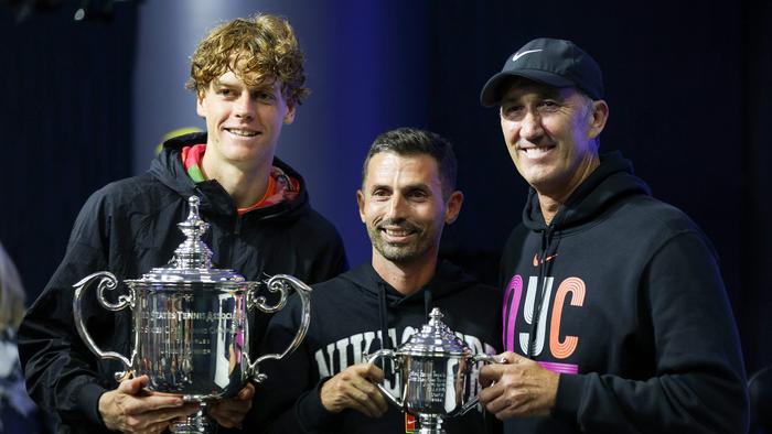 NEW YORK, NEW YORK - SEPTEMBER 08: Jannik Sinner of Italy poses for a photo with Simone Vagnozzi and Darren Cahill at the press conference after defeating Taylor Fritz of the United States to win the Men's Singles Final on Day Fourteen of the 2024 US Open at USTA Billie Jean King National Tennis Center on September 08, 2024 in the Flushing neighborhood of the Queens borough of New York City. Matthew Stockman/Getty Images/AFP (Photo by MATTHEW STOCKMAN / GETTY IMAGES NORTH AMERICA / Getty Images via AFP)