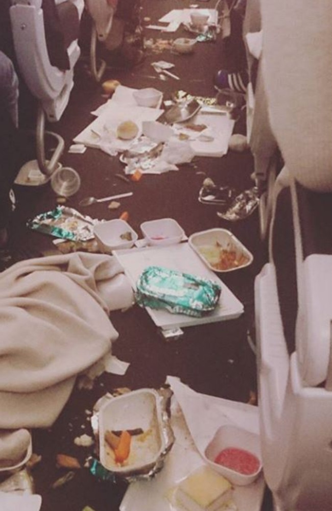 Reddit user falsabaiana posts pic of mess on flight after turbulence hit during dinner service. Picture: falsabaiana/reddit