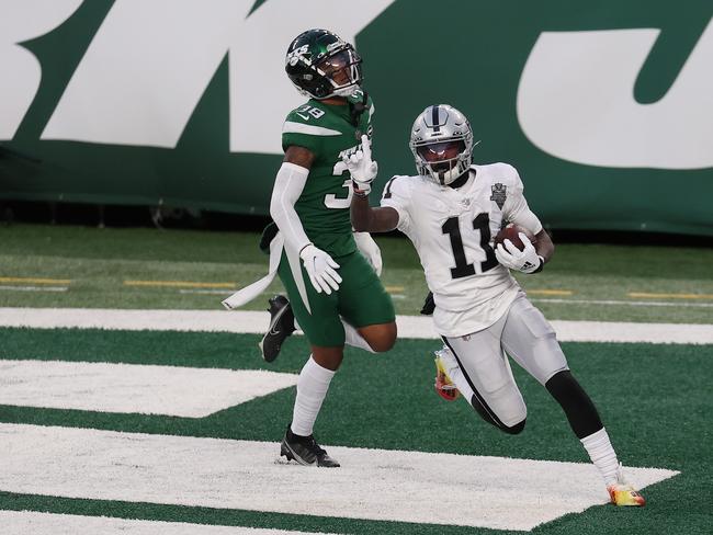 EAST RUTHERFORD, NEW JERSEY - DECEMBER 06: Henry Ruggs III #11 of the Las Vegas Raiders reacts after scoring a touchdown in the final seconds of the second half as Josh Adams #36 of the New York Jets looks on at MetLife Stadium on December 06, 2020 in East Rutherford, New Jersey.   Al Bello/Getty Images/AFP == FOR NEWSPAPERS, INTERNET, TELCOS & TELEVISION USE ONLY ==