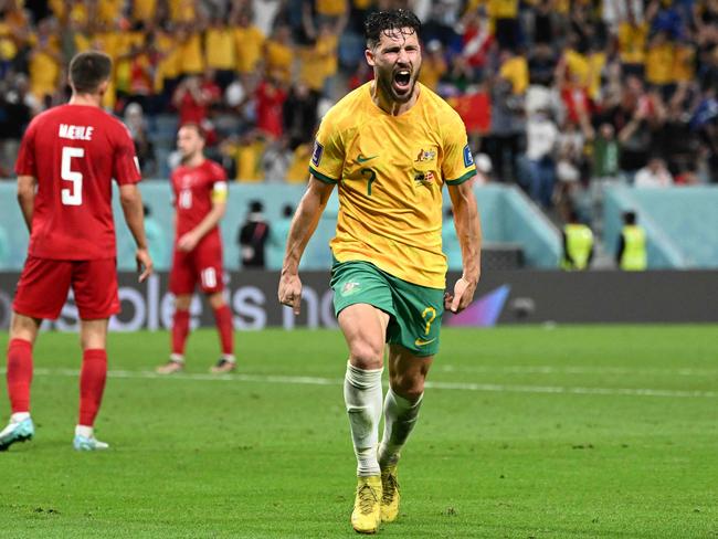 TOPSHOT - Australia's forward #07 Mathew Leckie (C) celebrates scoring his team's first goal during the Qatar 2022 World Cup Group D football match between Australia and Denmark at the Al-Janoub Stadium in Al-Wakrah, south of Doha on November 30, 2022. (Photo by Chandan KHANNA / AFP)