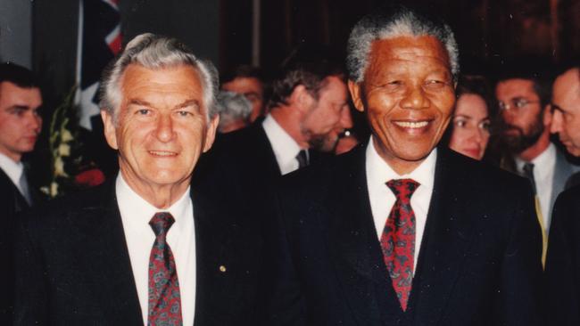 Bob Hawke with Nelson Mandela in 1990 at a reception in the Great Hall of Parliament House, Canberra.