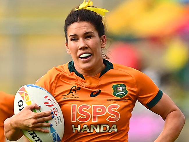 HAMILTON, NEW ZEALAND - JANUARY 22: Charlotte Caslick of Australia makes a break during the 2023 HSBC Sevens match between Australia and Great Britain at FMG Stadium on January 22, 2023 in Hamilton, New Zealand. (Photo by Hannah Peters/Getty Images)