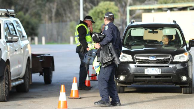 Police monitor traffic on the Dukes Highway at Bordertown, on the border with Victoria. Picture: Tait Schmaal.