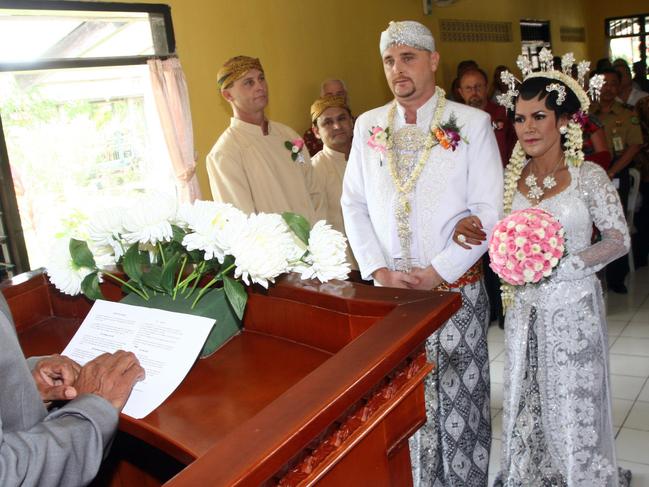 Martin Stephens marries Christine Winarni Puspayanti in Kerobokan jail.