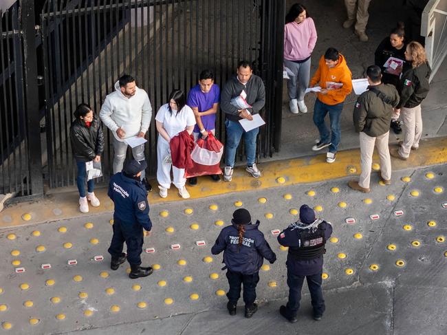 NOGALES, ARIZONA - JANUARY 22: In this aerial view, Mexican immigration officials and police receive deportees after they were sent back into Mexico on January 22, 2025 as seen from Nogales, Arizona. U.S. President Donald Trump signed executive orders on his first day in office declaring a state of emergency at the U.S. southern border, halting asylum claims and launching a campaign of mass deportations.   John Moore/Getty Images/AFP (Photo by JOHN MOORE / GETTY IMAGES NORTH AMERICA / Getty Images via AFP)