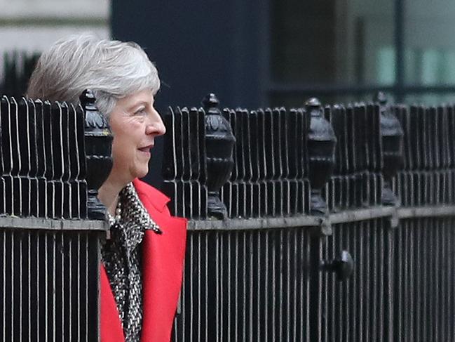 Britain's Prime Minister Theresa May leaves 10 Downing Street in central London on November 16, 2018. - British Prime Minister Theresa May battled on November 16 to salvage a draft Brexit deal and her own political future. After a tumultuous Thursday in which ministers resigned and members of her own party plotted to oust her, May  faced the public to defend her position, in a radio phone-in. (Photo by Daniel LEAL-OLIVAS / AFP)