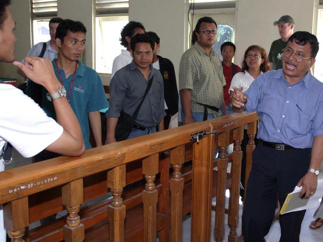 Indonesian judge Linton Sirait, right, checks a court before an appearance by Schapelle Corby in 2005. Picture: AFP