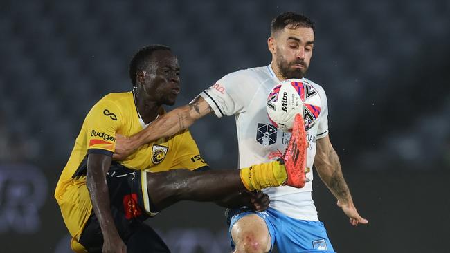 GOSFORD, AUSTRALIA - DECEMBER 08: Alou Kuol of the Mariners competes for the ball with Anthony CÃÂ¡ceres of Sydney FC during the round seven A-League Men match between Central Coast Mariners and Sydney FC at Industree Group Stadium, on December 08, 2024, in Gosford, Australia. (Photo by Scott Gardiner/Getty Images)