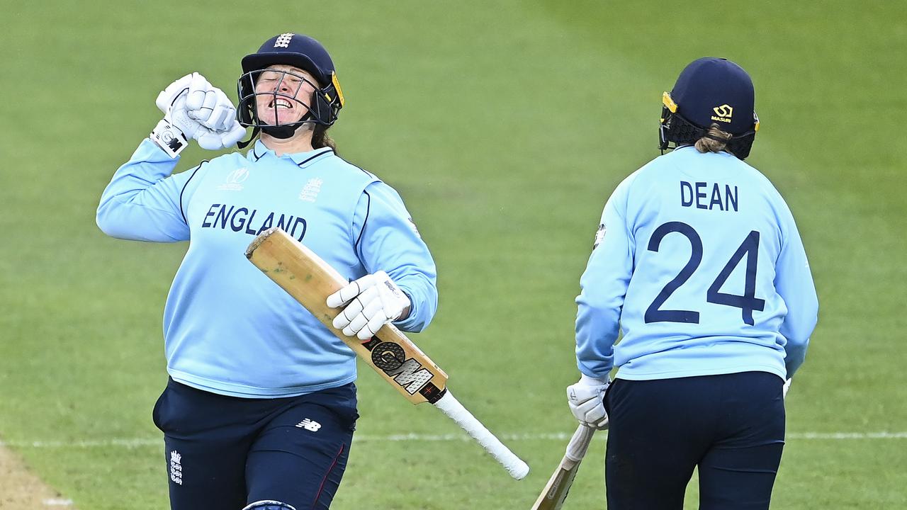 Anya Shrubsole and Charlie Dean of England. Photo by Hannah Peters/Getty Images