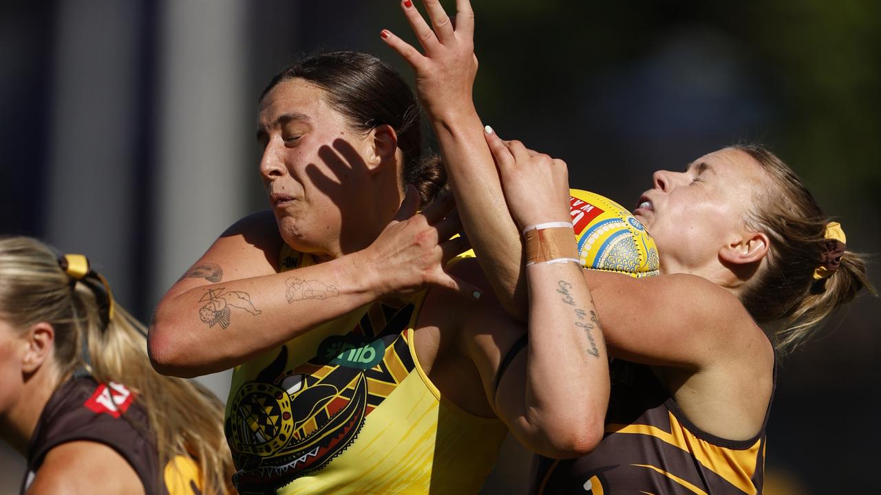 Caitlin Greiser tries to juggle a mark. Picture: Darrian Traynor/Getty Images