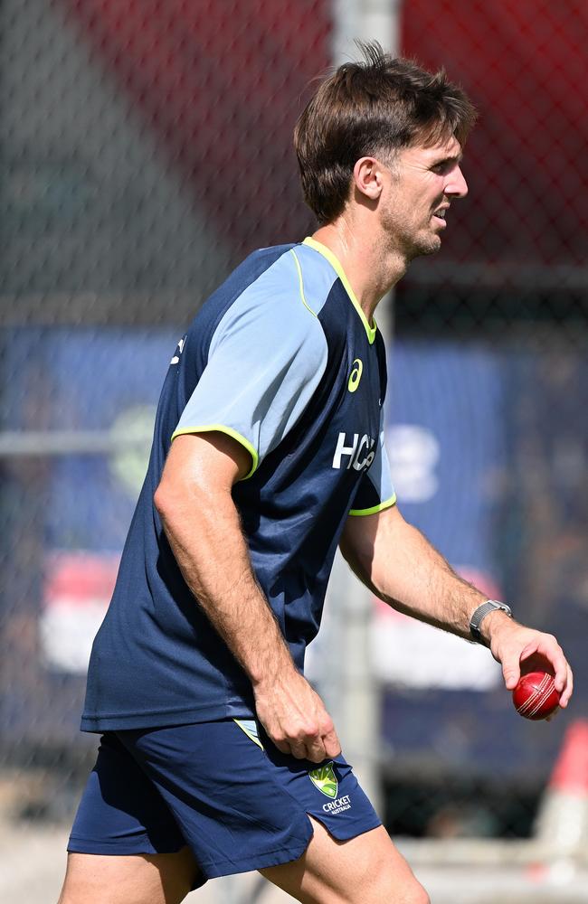 Mitchell Marsh sent down some overs in Melbourne ahead of the Boxing Day Test. Picture: Bradley Kanaris/Getty Images.