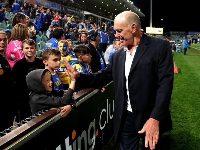 Peter Wynn with young fans at the last Parramatta Eels game at Parramatta Stadium. Picture: Gregg Porteous